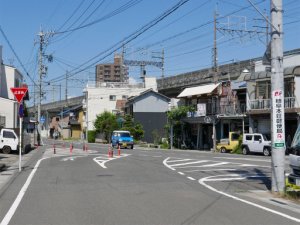 東海道線高架と交差