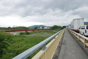 御幸橋で愛知川を渡る